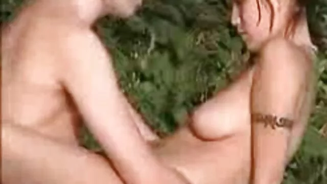 A assistir vídeo pornô japonês adolescente amadora masturba-se com o cumshot.
