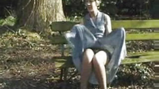 Uma galdéria irresistível, antes de filme pornô com japonesa novinha vir a ser lavrada por um velho careca.