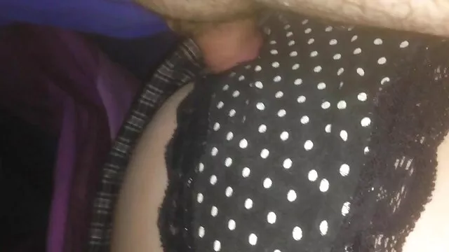 A Tinka gira porno com meninas japonesas com tranças e o badalo esfrega laranjas com o corpo nu!