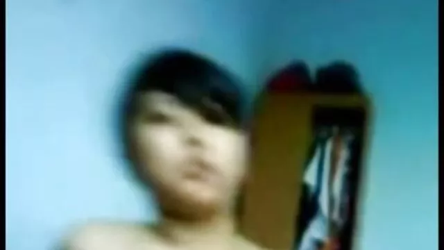 A vídeo pornô asiáticas jovem mulher a agradar ao seu querido Pai. rata e boca bem apertadas.