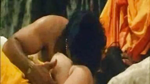 Kanae quero ver vídeo pornô japonesa Serizawa modelo em lingerie tenta galo