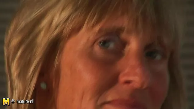 A Busty babe masturba-se com um brinquedo a sua rata apertada pornor japonês