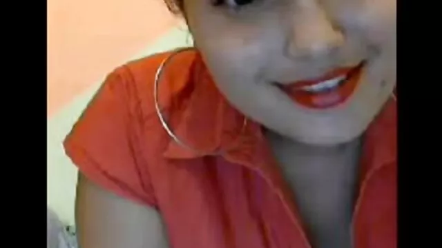 Pierced Soleil masturba-se com filme pornô com japonesa um brinquedo a sua rata
