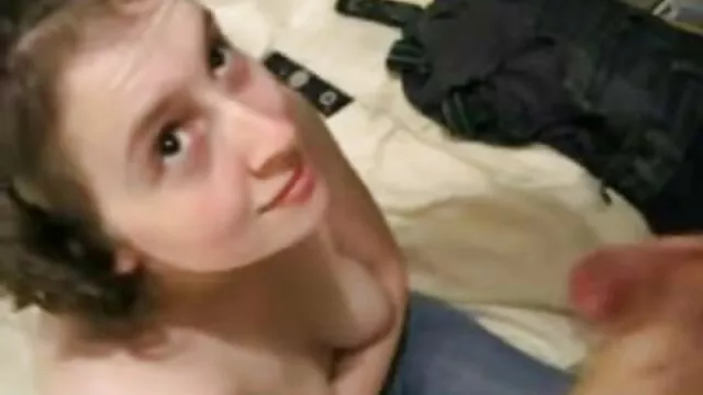 Uma adolescente gira a divertir-se sozinha filme de pornô da japonesa no aniversário dos 18 anos.