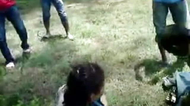 A mulher de preto vídeos pornô japonesa faz um broche ao Cfnm.
