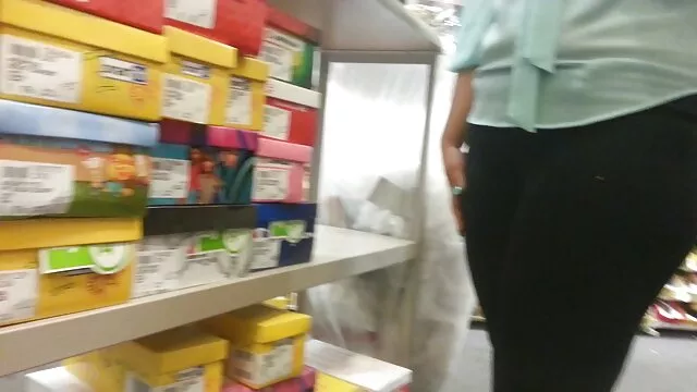 Fode-lhe a rata molhada no vídeo porno japonesa sofá da sala.
