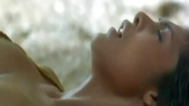 A pega asiática seduz o tipo com o pornodoido japonesa seu círculo negro