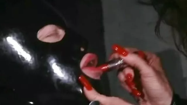 A mulher fica com a pila preta no rabo e alimenta a marionete Marioneta Marioneta maridinho quero ver filme de sexo de japonesa Crimp