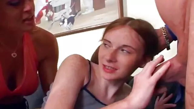 A rata cremosa brinca com o vibrador. quero ver vídeo pornô japonesa