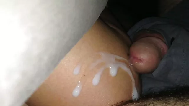 Uma miúda gira e excitada brinca com a rata assistir filme pornô de japonesa
