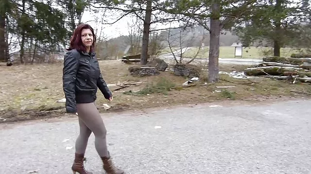A amante esconde-se no armário e vídeo pornô asiáticas depois junta - se a um ménage à trois.