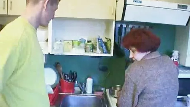 Vê Debaixo da mesa, nos pés tatuados da secretária vídeo pornô asiáticas de collants.