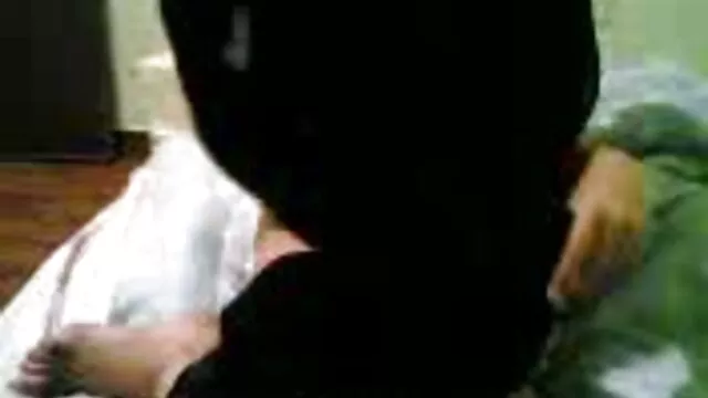 Milf provoca um estranho porno gratis japonês durante uma sessão fotográfica.