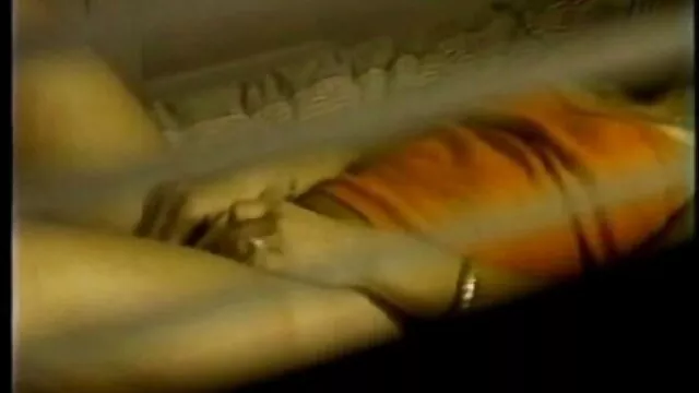 Uma abelha quente masturba-se assistir filme pornô japonês à frente da Câmara.