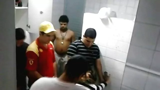 MILF japonesa vídeo pornô luxuriante visita o salão de massagens