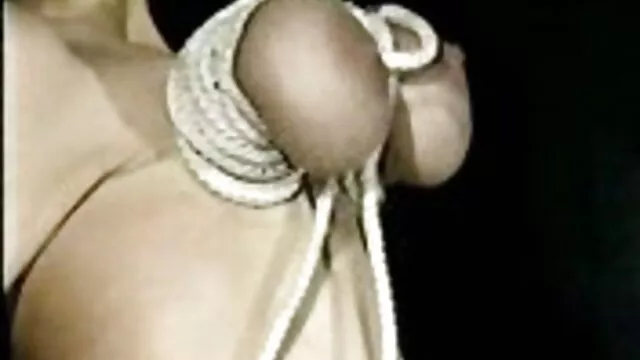 Rapariga quero ver um filme pornô de japonesa branca rechonchuda com um rabo elegante, uma cara super-quente sentada e uma pancada forte