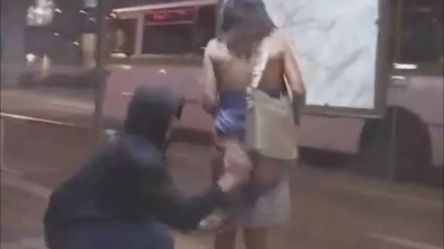 Vamos fazê-lo. a vídeo pornô com novinha japonesa mãe e a enteada seduzem e fodem o fotógrafo.