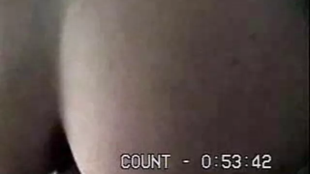 Um tipo a sério acaricia a sua assistir filme pornô de japonês Pila num vídeo Amador até que ele caga