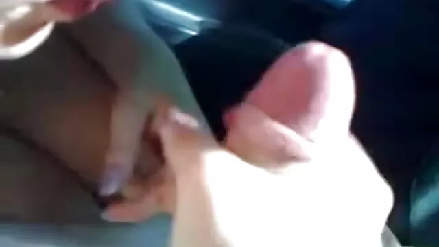 Enfermeira de meias quero filme pornô japonês faz uma massagem aos pés para o bebé descalço