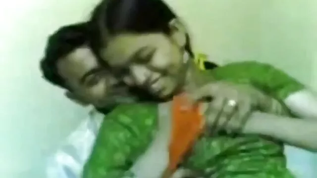 Gajas Asiáticas com rabo sexy pornodoido japonesa chupadas por um homem na cama